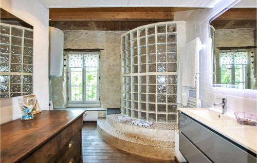 Ванна кімната в Nice Apartment In Montboucher Sur Jabron With Kitchen