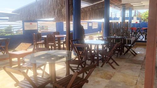 una sala da pranzo con tavoli e sedie in un ristorante di Pousada do Sol a Lagoinha