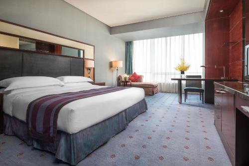 A bed or beds in a room at Crowne Plaza Wuxi City Center