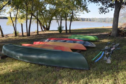 a group of kayaks sitting on the grass by the water at Lake front Studio in Little Elm