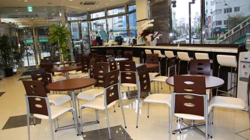 uma fila de mesas e cadeiras num restaurante em Toyoko Inn Tokushima Ekimae em Tokushima