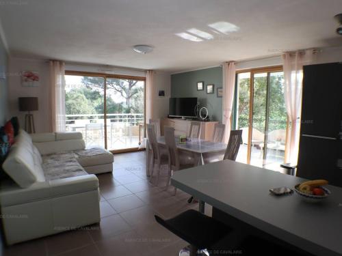 un salon avec un canapé et une table dans l'établissement Bel appartement T3 avec terrasse à Cavalaire-sur-Mer - FR-1-100-270, à Cavalaire-sur-Mer