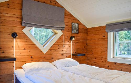 Postel nebo postele na pokoji v ubytování Gorgeous Home In Frvik With Kitchen