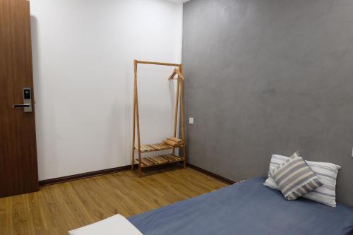 Giường trong phòng chung tại La Sen_Thu An_Phòng đơn có cửa sổ nhìn ra ban công