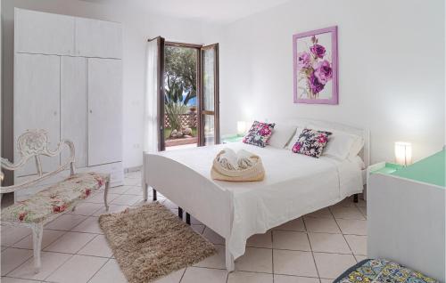 Castellammare di VeliaにあるDependance Villa Baroniaのベッドルーム1室(ベッド1台、テーブル、椅子付)