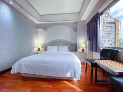Postel nebo postele na pokoji v ubytování Chrysler Hotel