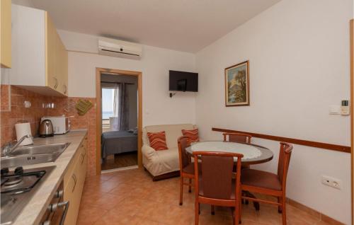 Two-Bedroom Apartment In Makarska
