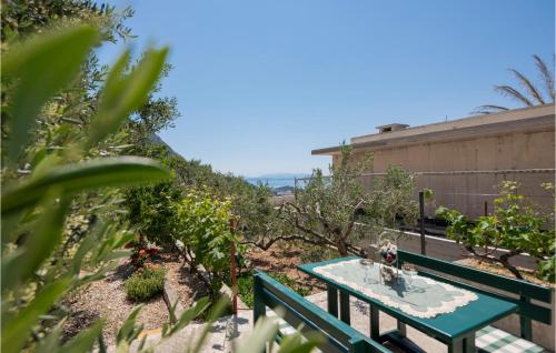 Two-Bedroom Apartment In Makarska