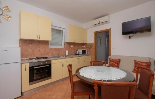 Two-Bedroom Apartment In Makarska