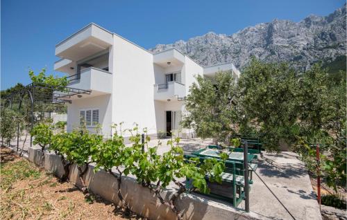 Two-Bedroom Apartment In Makarska
