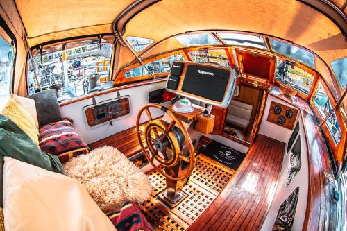 a view of the cockpit of a boat at Zeilschip Lucia in Vlissingen