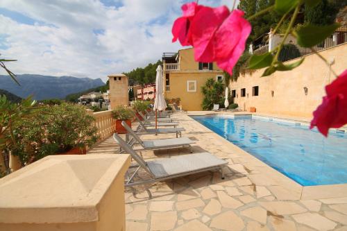 basen z leżakami obok budynku w obiekcie Casa Sol with private terrace, garden, pool, beautiful view w mieście Port de Soller