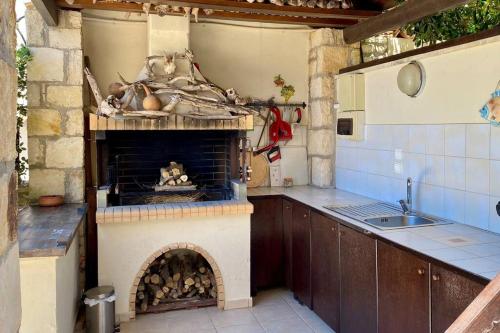 una cocina con chimenea en el medio. en Villa Seashell, Private Pool and Magnficent View, en Ravdhoúkha