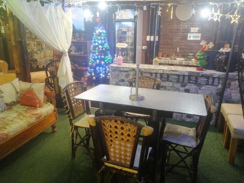 un comedor con una mesa y un árbol de Navidad en Casa Aura Del Mar en Máncora