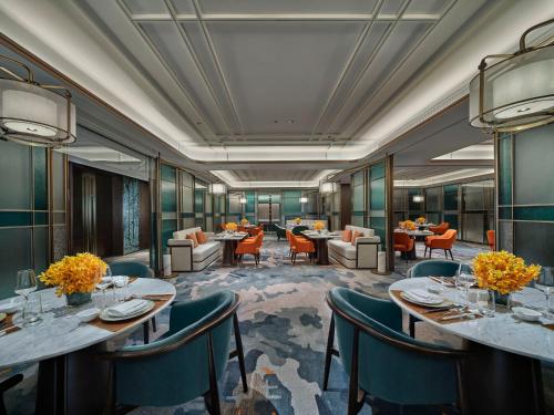 a rendering of a restaurant with tables and chairs at Doubletree By Hilton Yancheng Dayangwan in Yancheng