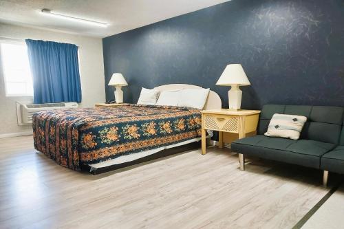 Postel nebo postele na pokoji v ubytování Studio Inn and Suites