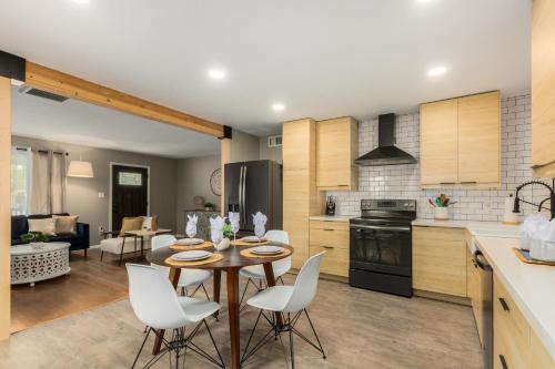 een keuken en een woonkamer met een tafel en stoelen bij Mitchell Coronado Historic District Phoenix home in Phoenix