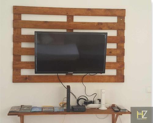 een flatscreen-tv zittend op een tafel bij Hostel Zabava in Odivelas