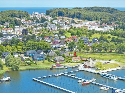 eine Stadt mit Anlegestelle und Booten im Wasser in der Unterkunft Haus am See - Apt. 02 in Ostseebad Sellin