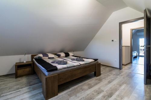 Cama ou camas em um quarto em Kővágó Vendégház Nagyfoki holtág