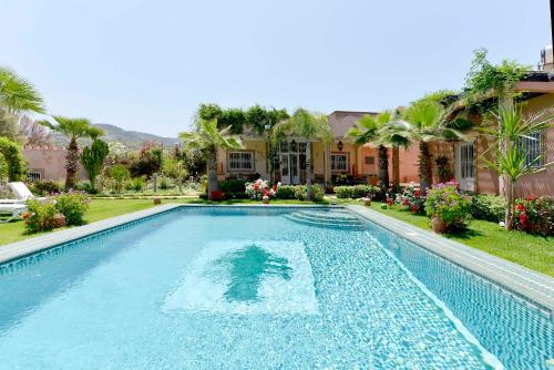 een zwembad voor een huis bij Villa du Cedre in Marrakesh