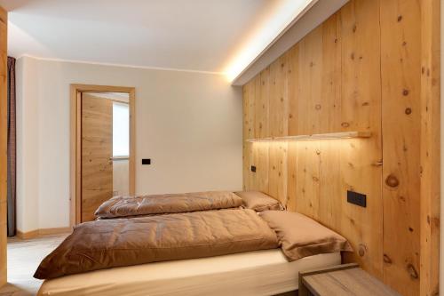 リヴィーニョにあるWind Mountain Planet Suite Houseの木製の壁のベッドルーム1室(ベッド2台付)