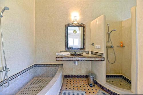 Ένα μπάνιο στο Villa du Cedre