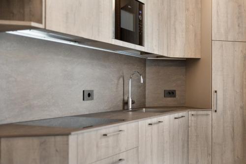 una cucina con lavello e microonde di Ice Mountain Planet Suite House a Livigno