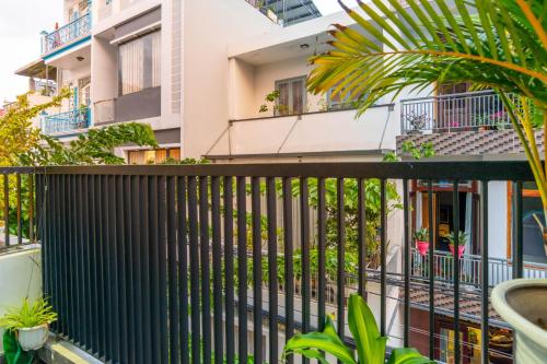 Balkoni atau teres di KenKeSu- 2 adjacent floors -4BRs- Free airport pick up&drop off from 2 nights