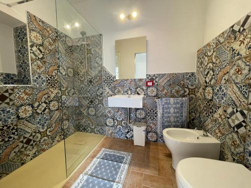 ein Bad mit einer Dusche, einem WC und einem Waschbecken in der Unterkunft Panoramic Loft con uso cucina,Casa Placida - Ammentos in Posada