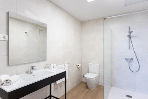 Bilik mandi di Hotel Apartamentos Pyr Fuengirola