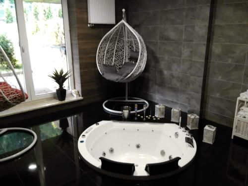 Ένα μπάνιο στο Kurort Kozubnik Apartament 33 Wellness &SPA
