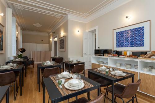 a restaurant with tables and chairs in a room at Casa Kala in Porto