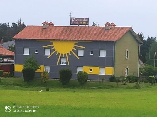 a building with a sun painted on it at Posada Gran Sol in Queveda