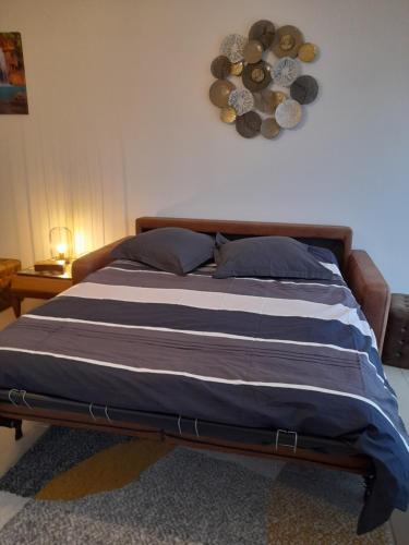 A bed or beds in a room at La Pépite de l'océan