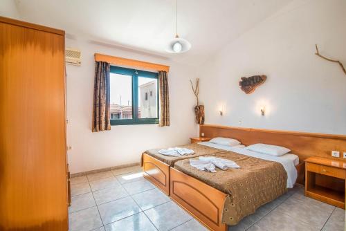 sypialnia z łóżkiem i oknem w obiekcie Mirage Arillas Studio Type A6 w mieście Arillas