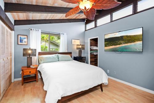 1 dormitorio con 1 cama y ventilador de techo en Seabreeze Hawaii Kai en Honolulu