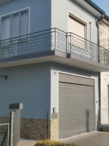 budynek z drzwiami garażowymi i balkonem w obiekcie Ca' Dorotea w mieście Canaro