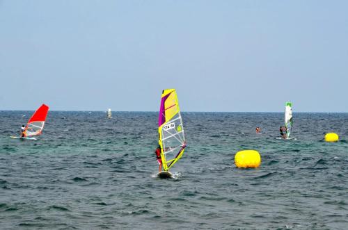 un grupo de personas haciendo windsurf en el océano en Villetta Terme di Torre Canne, en Torre Canne