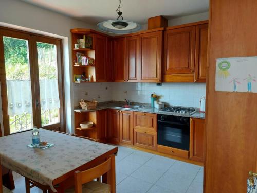 Kjøkken eller kjøkkenkrok på Holiday Home Delo - Cremia