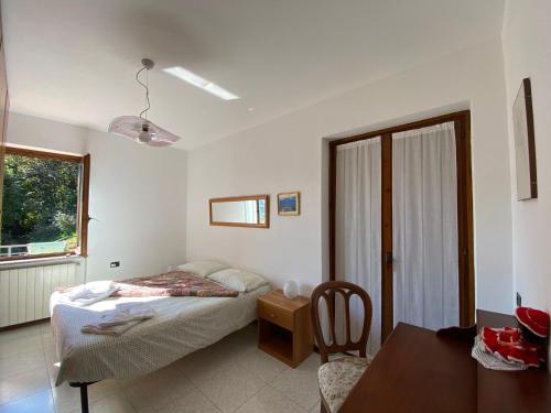 CremiaにあるHoliday Home Delo - Cremiaのベッドとテーブルと椅子のある寝室
