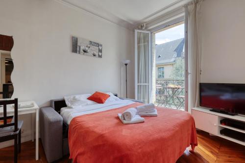 Posteľ alebo postele v izbe v ubytovaní Cosy Parisian 1Bdr Flat - Prime Location le Marais