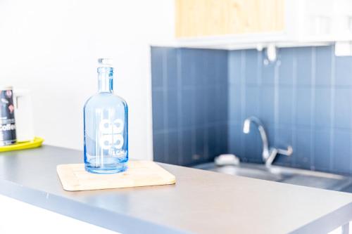 une bouteille d'alcool assise sur un comptoir dans une cuisine dans l'établissement LENA STUDIO - LA GRANDE MOTTE - PLAGE - CENTRE VILLE - 50m PORT - CONFORT, à La Grande Motte
