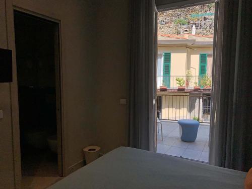 a bedroom with a bed and a window at Ca' D'Andrean in Manarola