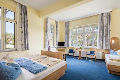 Cet appartement comprend une chambre avec deux lits et un salon. dans l'établissement Hotel Seestern, à Zinnowitz