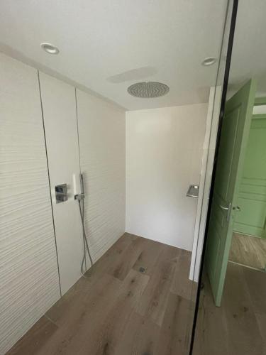 an empty room with a door and a mirror at Aux murmures de la nature B&B in Honfleur