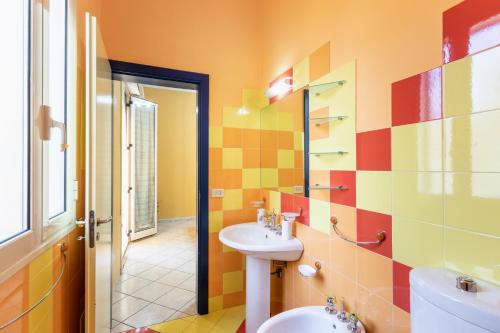 a bathroom with a sink and a toilet at Corte dei Mori in Avola