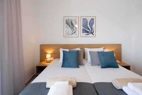 Un pat sau paturi într-o cameră la Tersanas Seaside Apartment