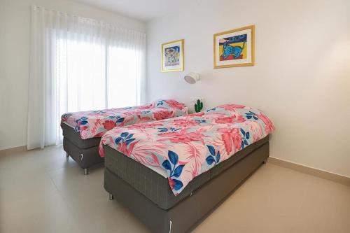 a bedroom with two twin beds and a window at HigueronRentals Hill Manon in Benalmádena