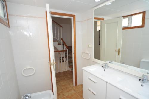 a bathroom with a sink and a mirror at Adosado Puntamer Orangecosta in Peñíscola